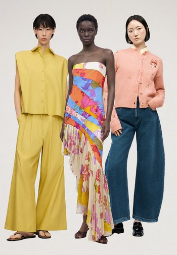 Drie modellen staan zij aan zij, gekleed in een geel mouwloos hemd en broek, een strapless kleurrijke bloemenjurk, en een roze cardigan met wijde jeans.