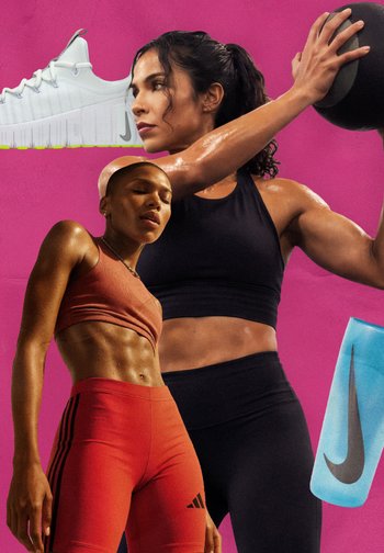 Twee fitte vrouwen in sportkleding aan het trainen; de ene houdt een medicijnbal vast, de andere poseert, met een Nike-schoen en een fles water tegen een roze achtergrond.