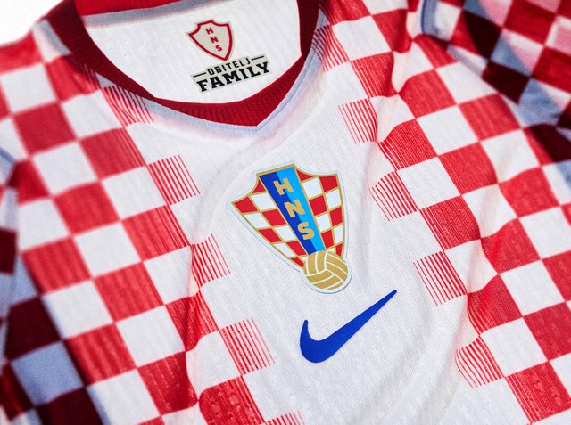 Kroatisches Fußballtrikot mit rot-weiß kariertem Muster, HNS-Wappen, Nike-Logo und dem Etikett "OBITELJ FAMILY" im Krageninneren.
