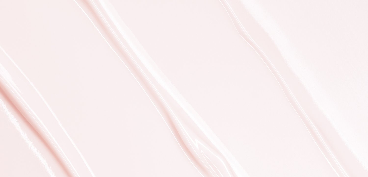 Een glad, glanzend oppervlak in zachte roze tinten met subtiele, vloeiende lijnen, wat een serene en minimalistische esthetiek creëert.