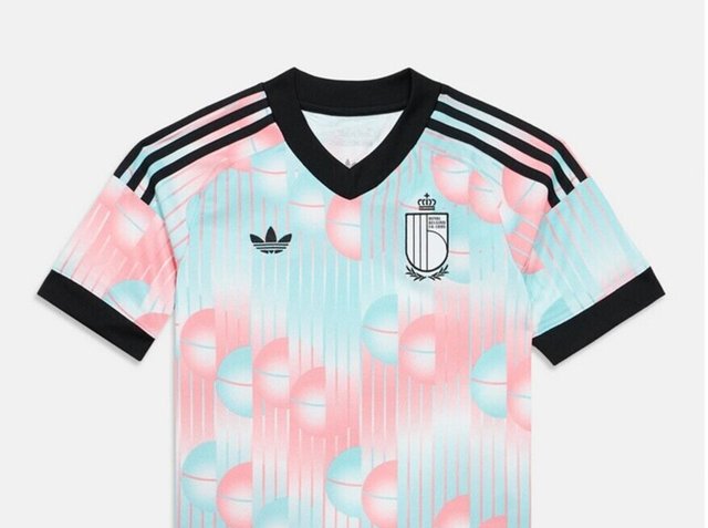 Világoskék és rózsaszín átmenetes focimez fekete gallérral, ujjmandzsettával, Adidas csíkokkal, háromlevelű logóval és koronás címerrel.