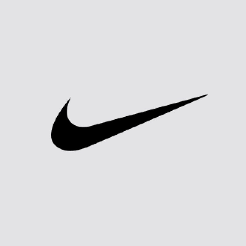 Zwarte Nike swoosh logo op een lichtgrijze achtergrond, symboliseert atletisch vermogen en de identiteit van het merk. Eenvoudig en herkenbaar ontwerp.