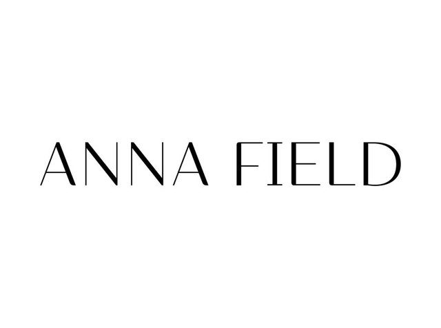 El texto negro dice "ANNA FIELD" en una fuente sans-serif moderna sobre un fondo blanco. El diseño es limpio y minimalista, sin elementos adicionales.