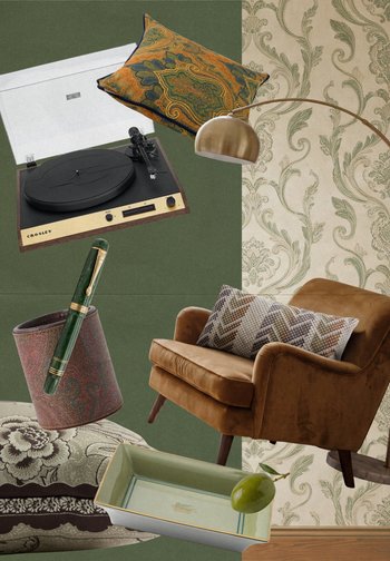 Giradischi, cuscino decorato, lampada da terra dorata, poltrona in pelle con cuscini, penna nel portapenne, cuscino floreale, vassoio verde con oliva su fondo verde e beige.
