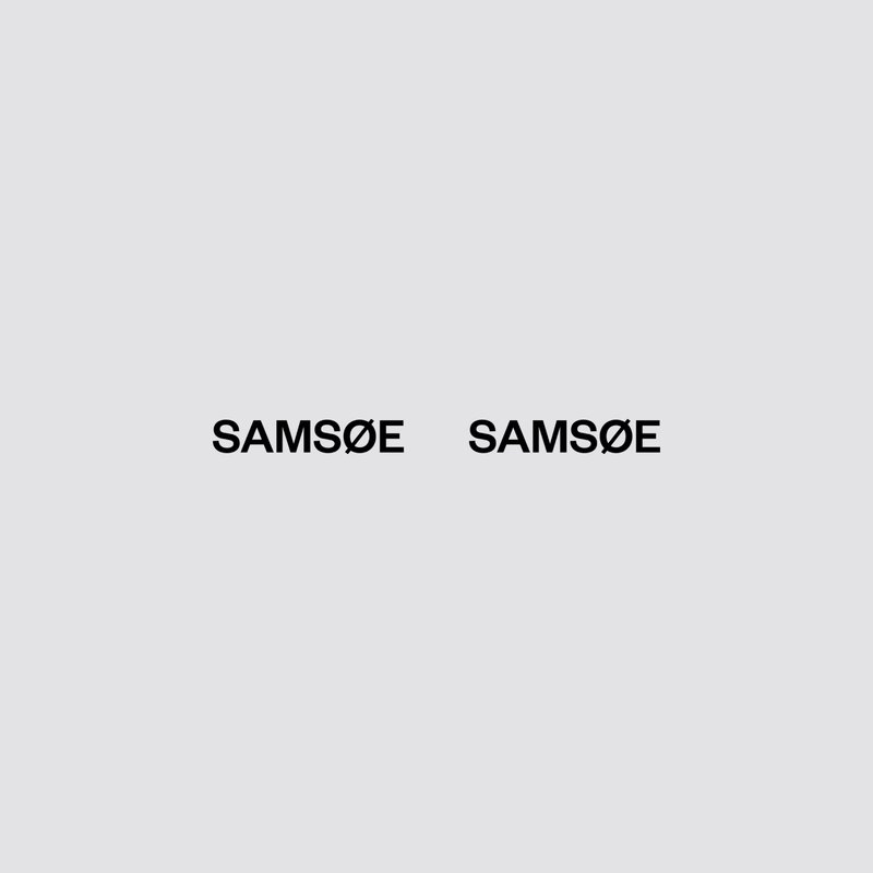 Texto en negrita que muestra "SAMSNØE" dos veces sobre un fondo gris sólido, enfatizando el nombre de la marca con un diseño simple y moderno.