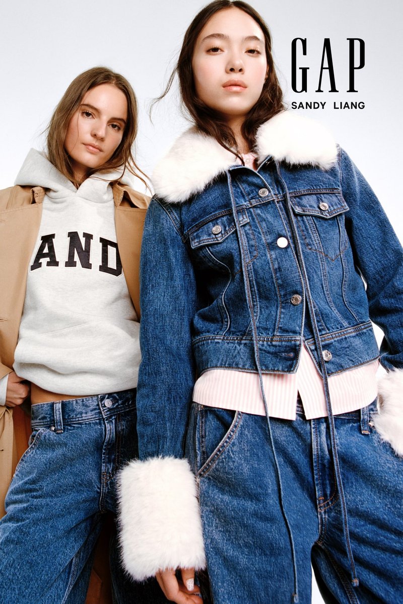 Jeanjakke med falsk pelskrave og mansjetter, kombinert med en grå hettegenser med "AND" i svart, og lyse denimbukser. Myke, avslappede teksturer.