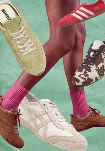 Benen met roze sokken en bruine sneakers, omringd door zwevende sneakers: geel, rood met witte strepen, camoprint en wit met beige strepen.