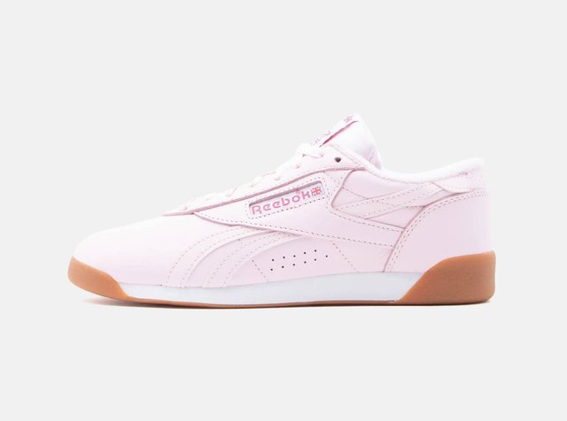 Zapatilla Reebok baja en rosa con suela de goma, panel lateral perforado y logotipo de la marca cerca de los cordones y la lengüeta.