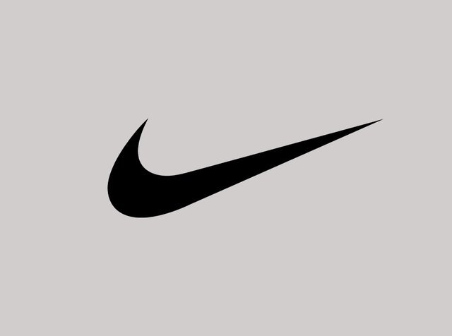 Logo Nike Swoosh noir centré sur un fond gris uni, symbolisant la marque de vêtements de sport.