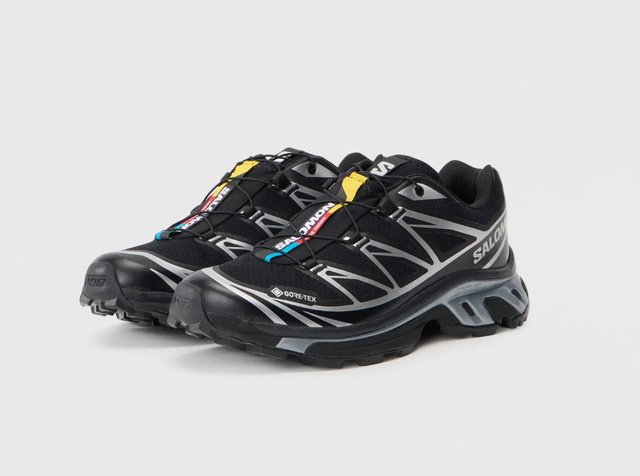 Μαύρα υποδήματα με υφή, που διαθέτουν ετικέτα Gore-Tex, γκρι λεπτομέρειες και ασφαλές σύστημα κορδονιών. Λαστιχένια σόλα με αυλακώσεις για καλύτερη πρόσφυση.