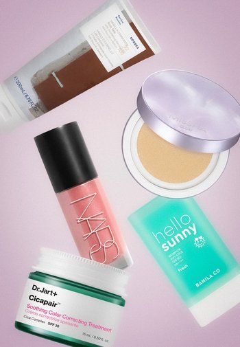 Cinque prodotti per la cura della pelle e il trucco disposti su una superficie rosa, tra cui crema Dr. Jart+, blush liquido NARS, latte corpo Korres, cushion compatto Missha e crema solare Banila Co.