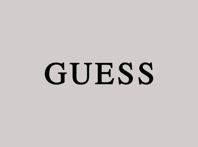Logo GUESS avec des lettres majuscules en serif noir centrées sur un fond gris clair.