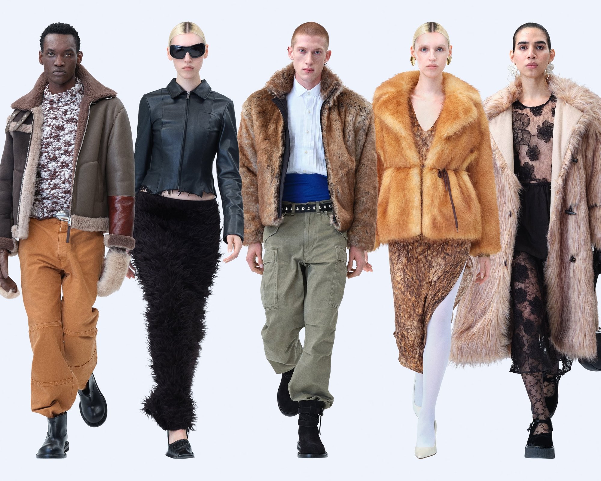 Cinque modelli che indossano diversi capispalla: pelle, pelliccia e tessuti testurizzati in colori vari come marrone, nero e oro. Design e fitting unici.