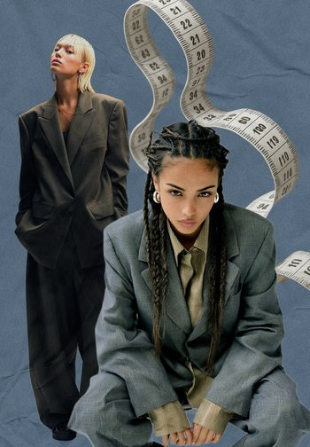 Zwei Modelle tragen übergroße Anzüge in dunklen und hellen Farbtönen. Ein Maßband windet sich im Hintergrund und hebt die Schneiderei der Outfits hervor.