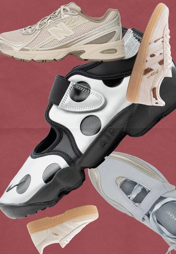 Cinco zapatillas deportivas en beige, negro con lunares blancos, rosa y gris dispuestas sobre un fondo rojizo.