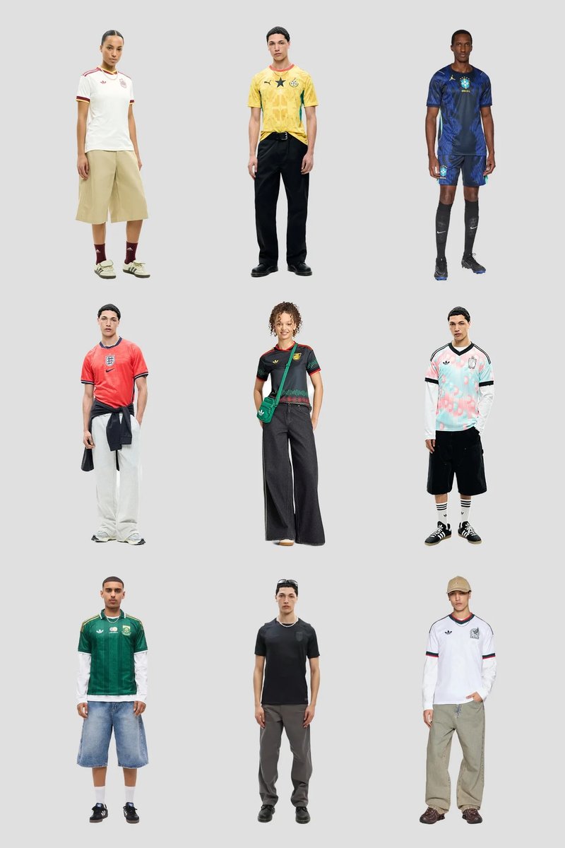 Neun Models stehen vor einem einfarbigen Hintergrund und tragen verschiedene nationale Fussballtrikots kombiniert mit lässigen Hosen und Shorts.