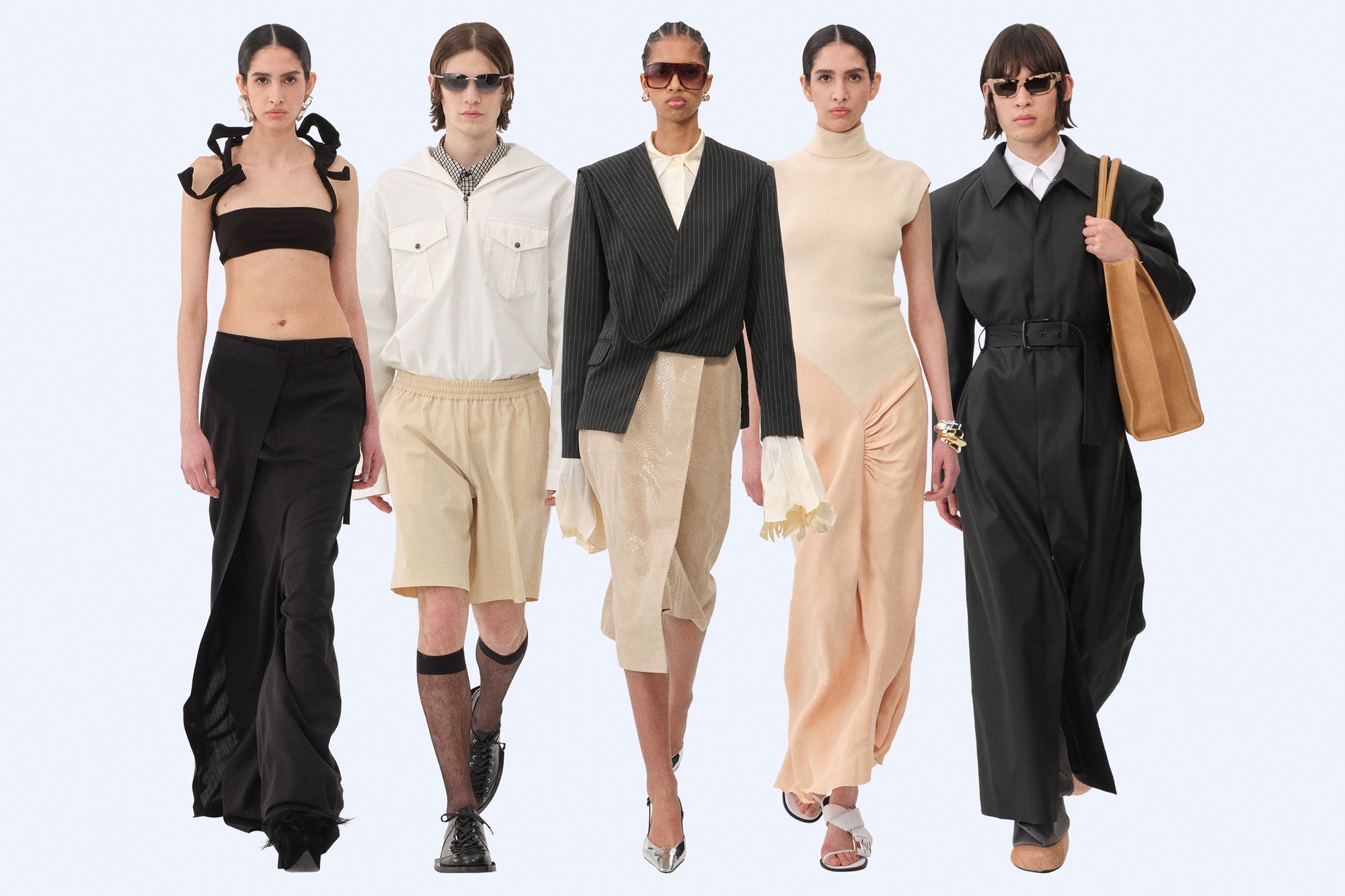 Cinco modelos exhiben diversos estilos de moda, presentando una mezcla de faldas, blusas y prendas de abrigo en colores suaves, todos sobre un fondo claro.