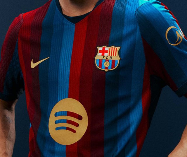 Person trägt ein rot-blau gestreiftes FC Barcelona Fußballtrikot mit sichtbaren Nike- und Spotify-Logos.