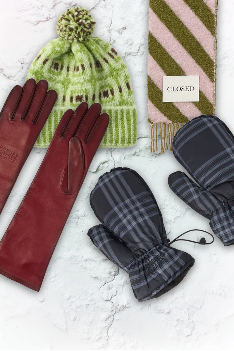 Rode leren handschoenen, een groene gebreide muts met pompon, een roze-groen gestreepte sjaal en zwart geruite wanten, alles gerangschikt op een lichte achtergrond.