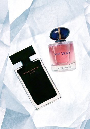 Dwie butelki perfum na białej tkaninie: czarny Narciso Rodriguez for her oraz różowy Giorgio Armani My Way z niebieską zakrętką.