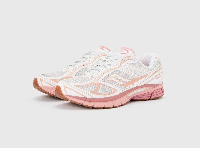 Par de zapatillas para correr en blanco y rosa claro con parte superior de malla y suelas acolchadas, colocadas lado a lado sobre un fondo blanco.