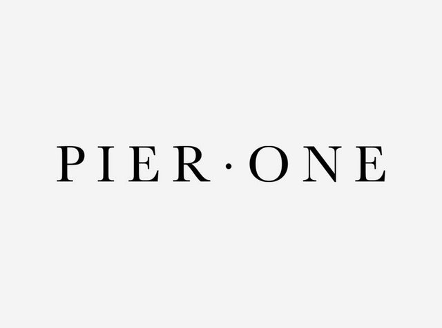 Il testo stilizzato recita "PIER ONE" con un punto centrato tra le parole, su uno sfondo bianco semplice.