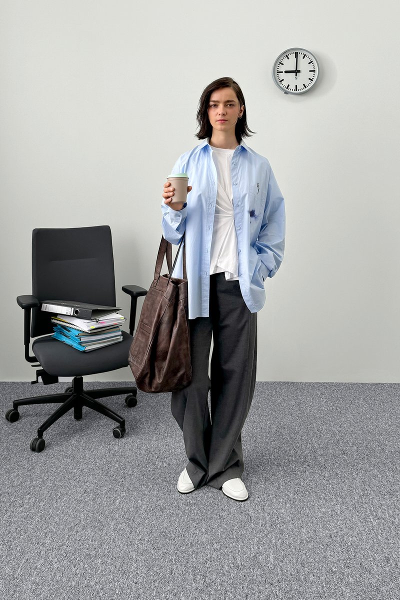 Cinco mujeres exhiben diferentes conjuntos: casual, deportivo, formal y de negocios, sosteniendo bolsos y accesorios en un entorno interior minimalista.