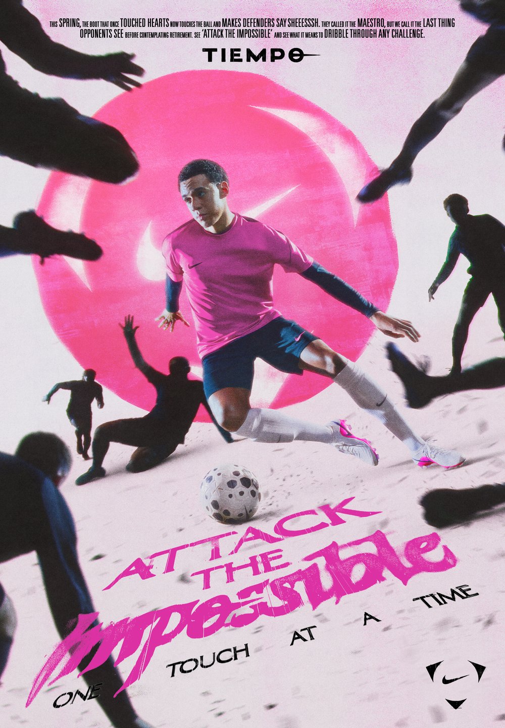 Calciatore con maglietta rosa dribbla la palla circondato da difensori avversari con un grande swoosh Nike rosa sullo sfondo.