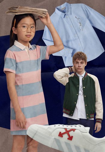 Fille en robe rayée pastel équilibrant des journaux sur la tête, garçon en veste universitaire verte, chemise bleue avec lunettes et baskets blanches avec flèches rouges.