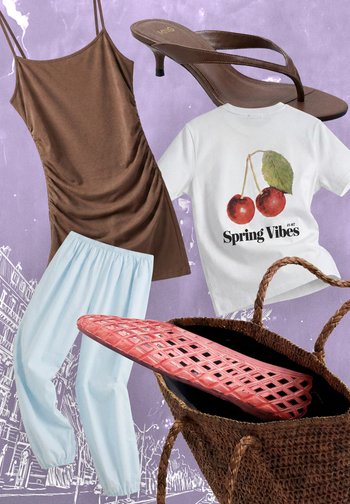 Braunes Slipkleid, weißes T-Shirt mit Kirschgrafik, hellblaue Hose, braune Sandale mit Absatz, geflochtene Tragetasche, rosa geflochtene Sandale.