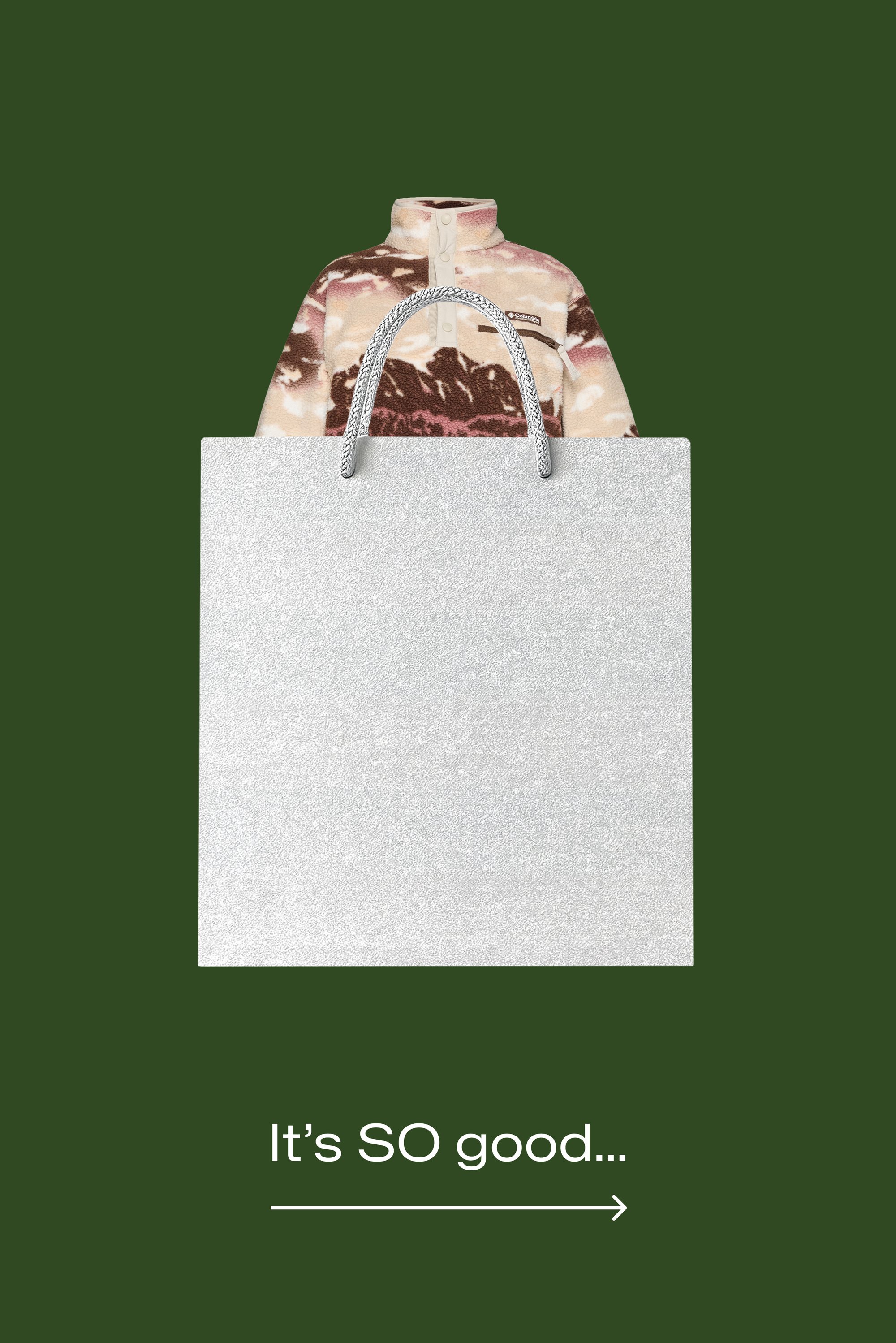 Borsa tote glitter argento con manici testurizzati, sopra la quale è presente una giacca in pile con motivo nei colori rosa, marrone e crema. Sfondo verde.