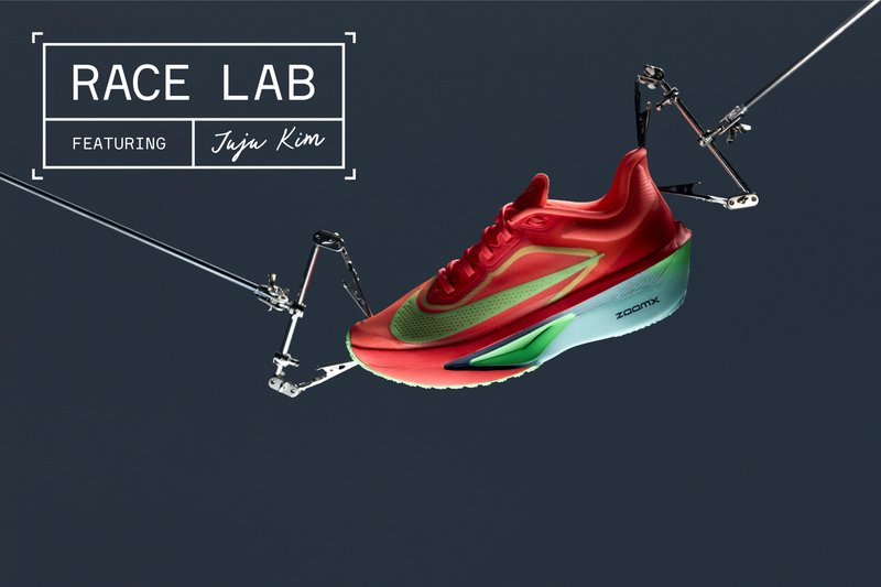 Crvene atletske cipele s potplatom u zeleno-plavom gradijentu, s teksturiranim gornjim dijelom, zakrivljenim dizajnom i vidljivim brendingom sa strane.