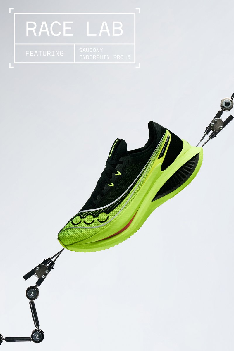 Schwarzer und neongrüner Saucony Endorphin Pro 5 Laufschuh, gehalten von Roboterarmen vor einem schlichten hellen Hintergrund mit dem Schriftzug „Race Lab“.