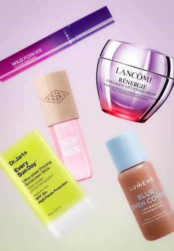 Μωβ μάσκαρα, μοβ-ροζ κρέμα Lancôme, νέον κίτρινο αντηλιακό stick Dr. Jart+, ροζ lip gloss Sol de Janeiro και μπεζ foundation Lumene.