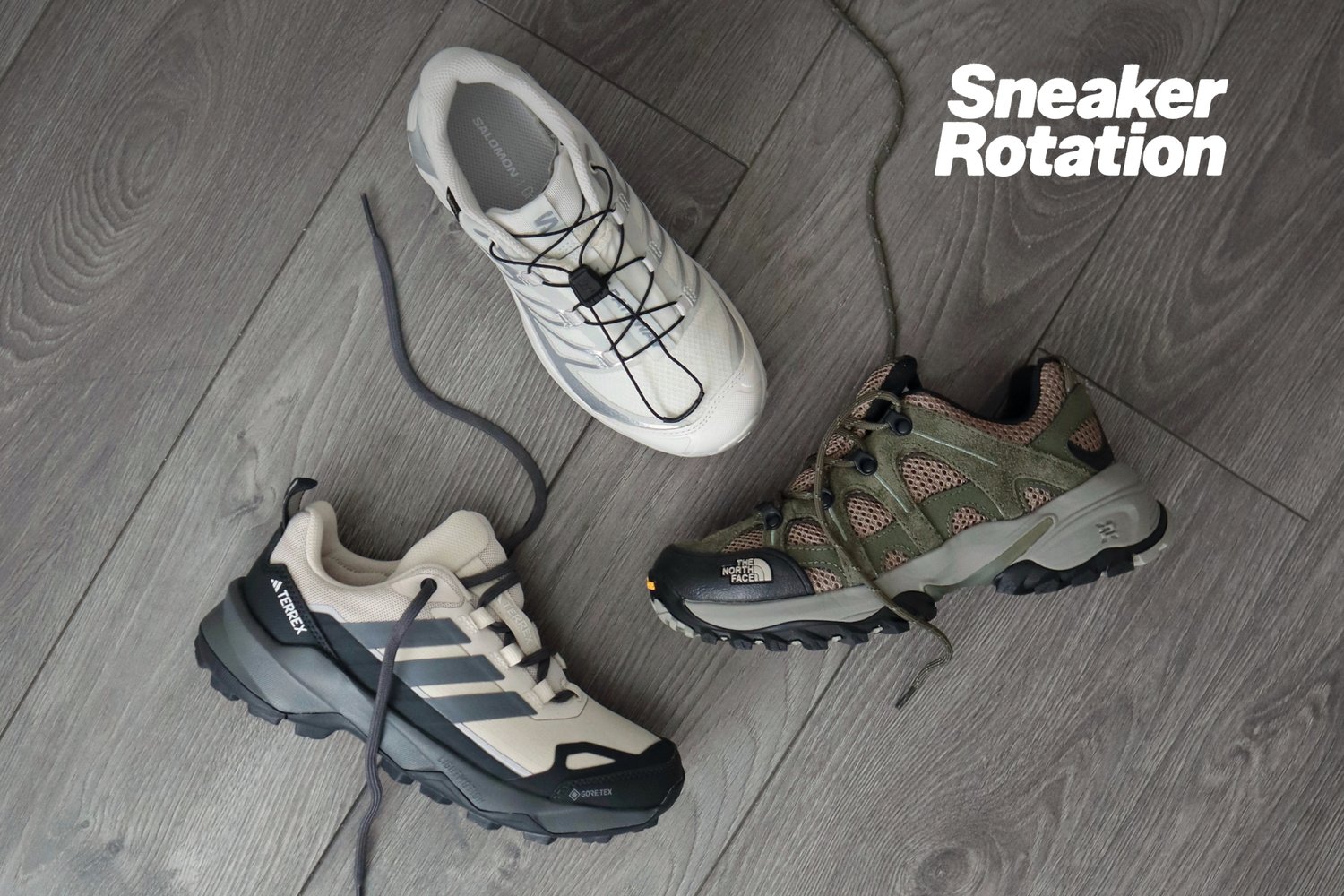 Drie verschillende stijlen buitensneakers op een houten vloer met de tekst "Sneaker Rotatie" in een witte bloklettertype.