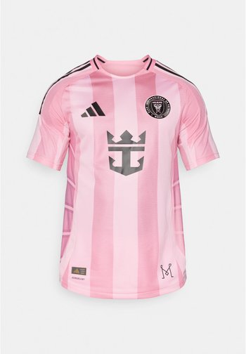 Maillot de football rose avec des rayures verticales, des accents noirs et un blason. Fabriqué en matériau respirant avec des manches courtes et un col rond.