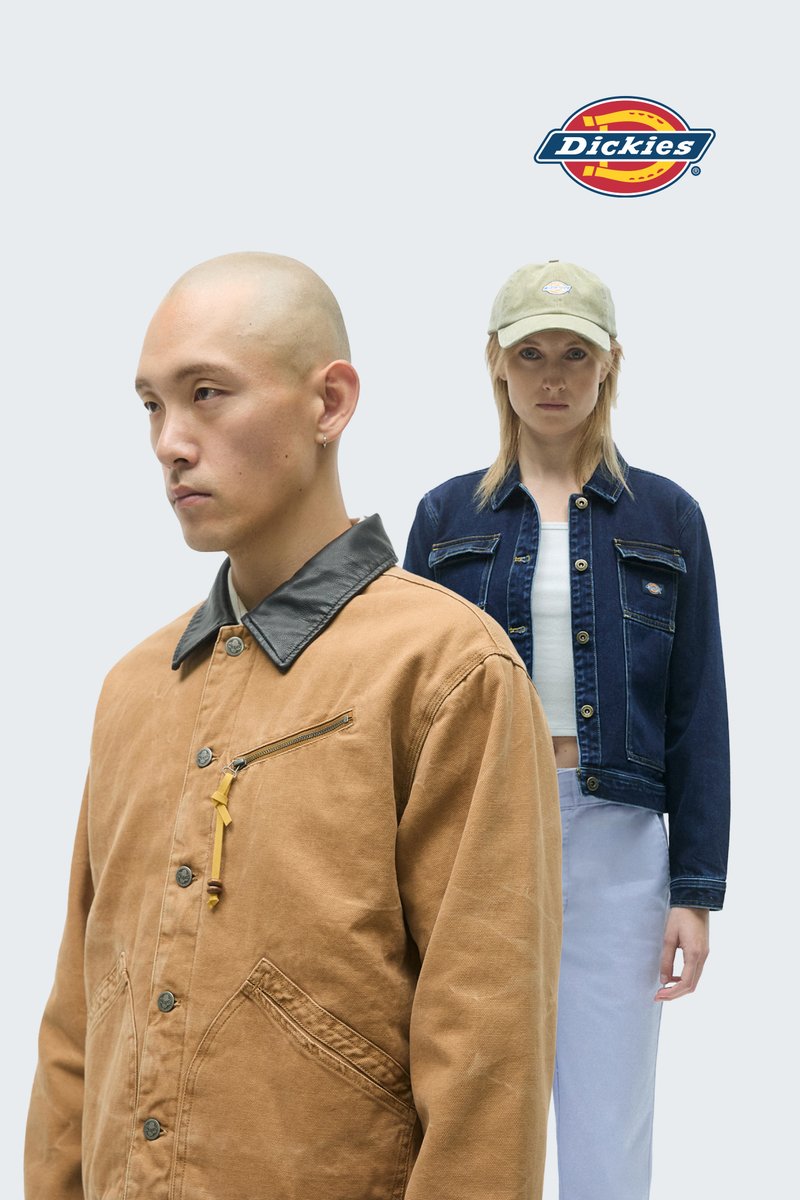 Due modelli indossano giacche: una giacca di tela marrone con colletto nero e tasca con zip, e una giacca di denim scuro con dettagli a bottoni.