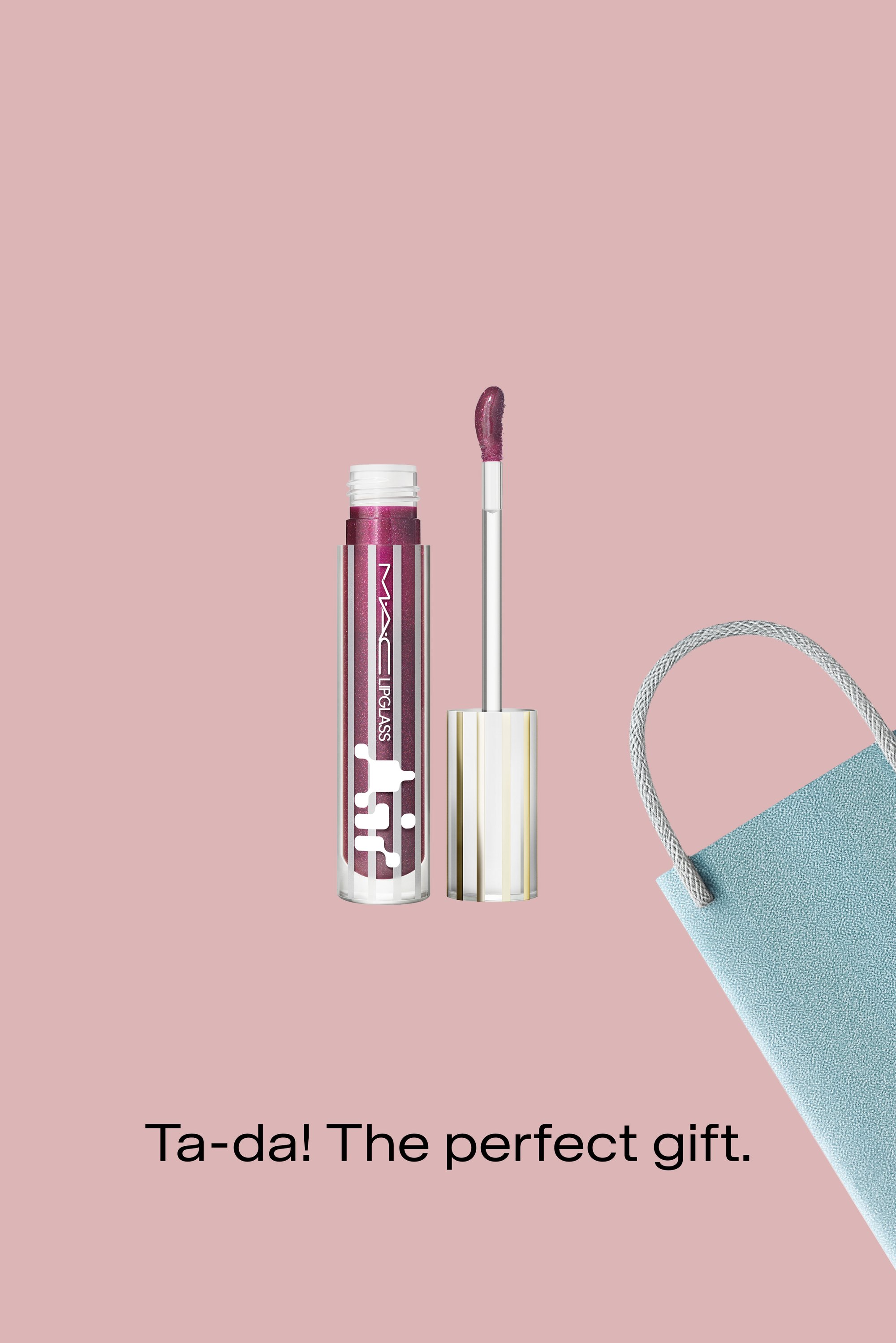 MAC Lipglass in una confezione viola scintillante con accenti argento; applicatore visibile. Borsa azzurro chiaro con texture sullo sfondo.