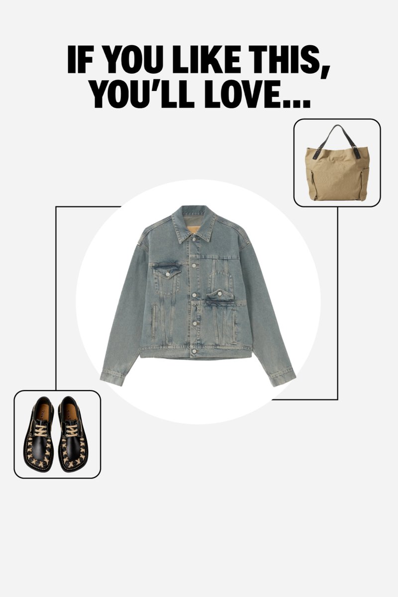 Verbleekte blauwe spijkerjas met een knoopsluiting, twee borstzakken en een klassieke kraag. Vergezeld van zwarte schoenen en een beige schoudertas.