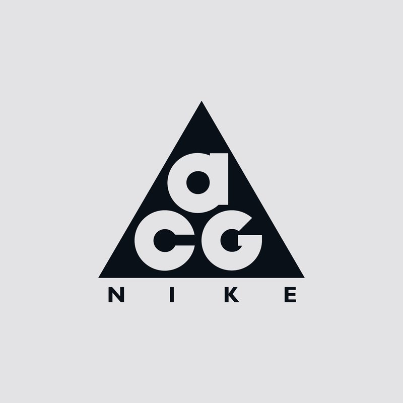 Logotipo triangular negro que presenta las letras "a", "c", "g" y "NIKE" debajo, sobre un fondo gris. Diseño moderno y elegante.