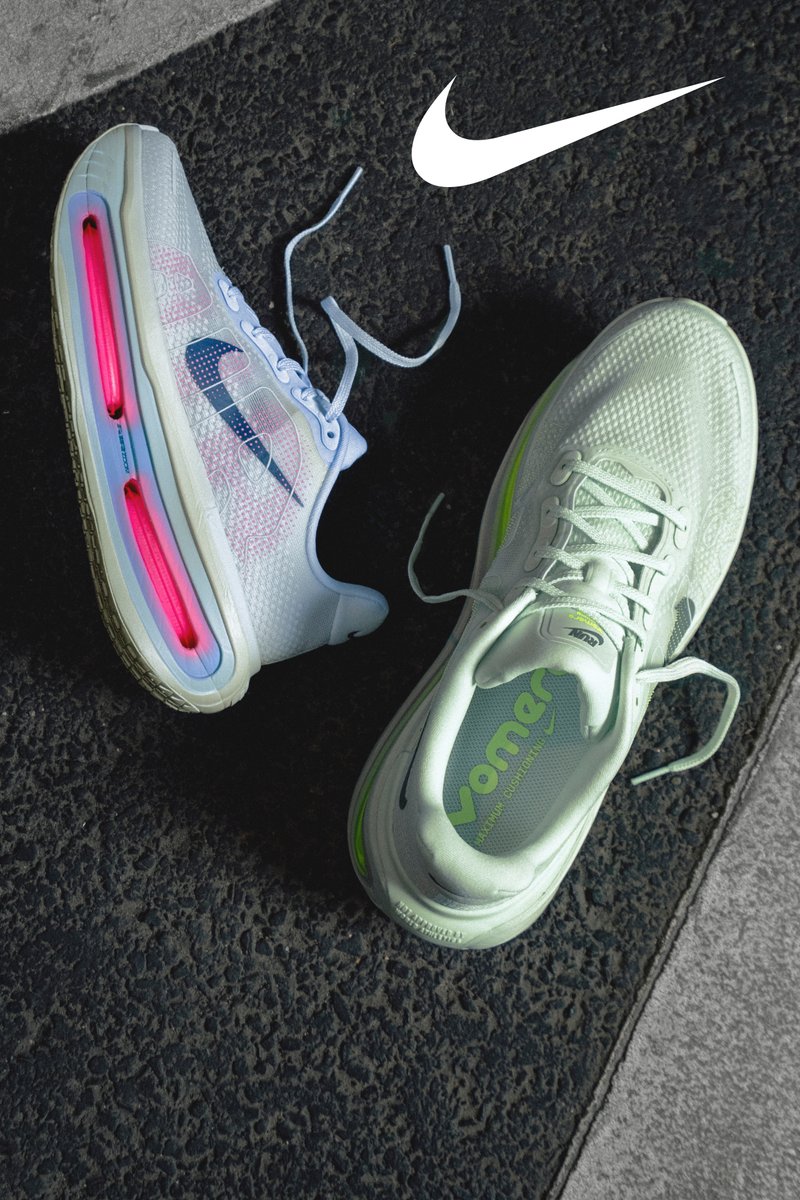 Sneaker bianchi Nike con design trasparente, air pockets rosa e dettagli verde chiaro. Presenta texture contrastanti e lacci.