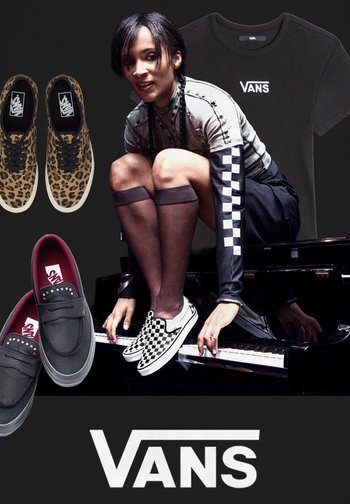 Femme en chaussures Vans slip-on à carreaux accroupie sur un piano avec derrière elle des chaussures Vans à imprimé léopard et cloutées noires ainsi qu'un t-shirt noir Vans.