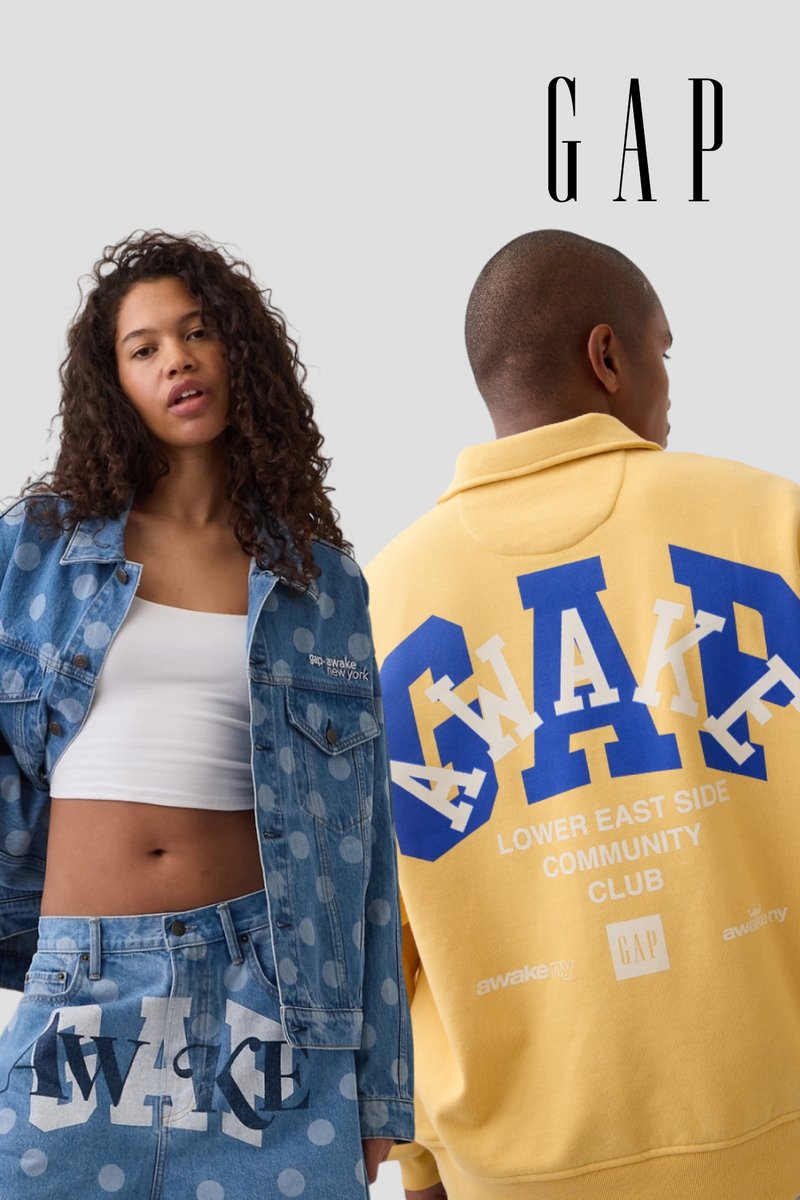 Mujer con chaqueta vaquera azul de lunares y falda con texto "AWAKE", hombre de espaldas con sudadera amarilla con gran estampado "AWAKE".