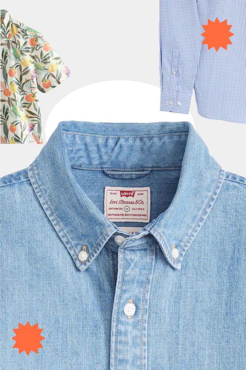 Cămașă din denim de un albastru deschis, cu guler ascuțit, nasturi albi și o etichetă etichetată "Levi's." Alte cămăși sunt expuse în fundal.