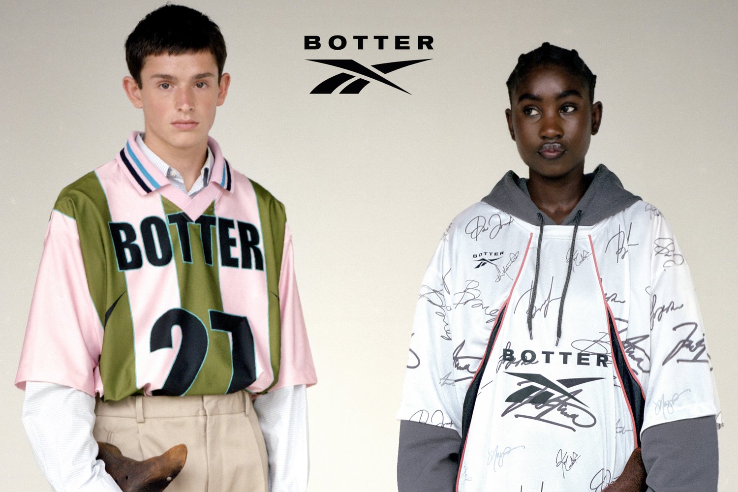Dos modelos están de pie uno al lado del otro. Uno lleva una camisa a rayas rosa y verde con la palabra "BOTTER" y el número 27, mientras que el otro luce un sudadera blanca con capucha y firmas.