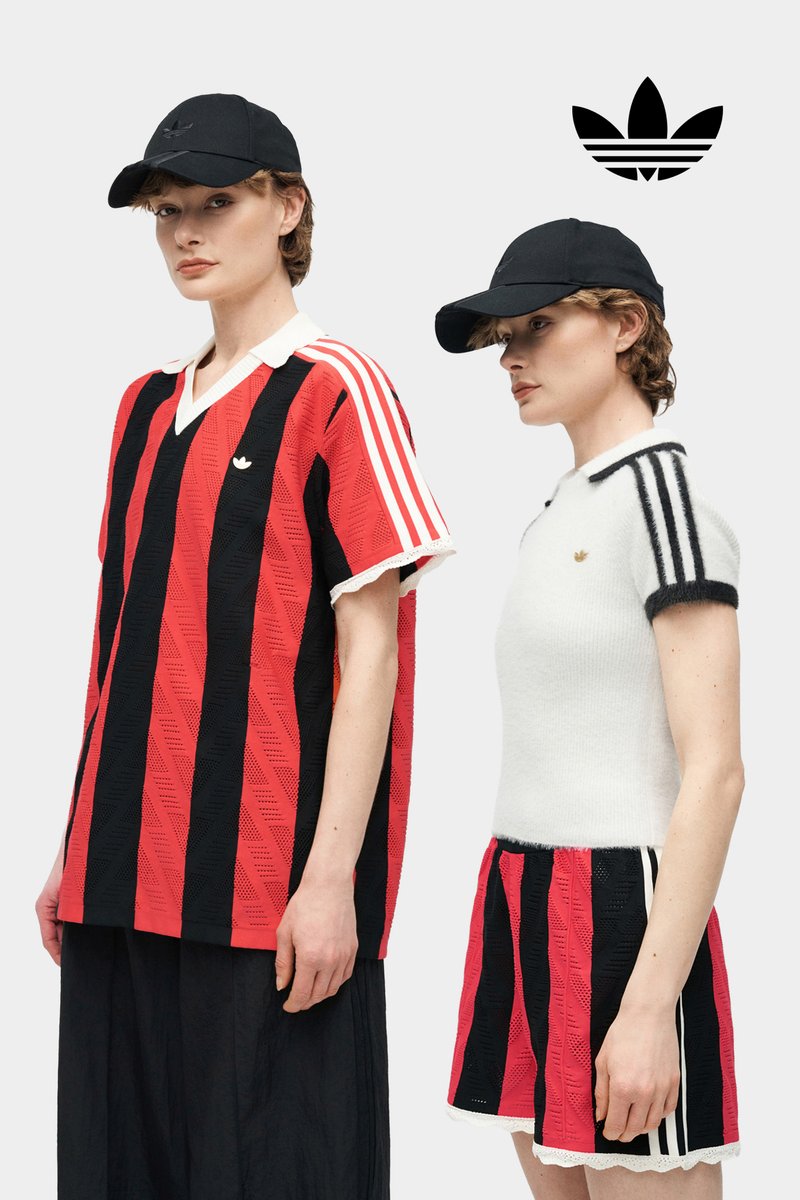 Zwei Models tragen Adidas-Outfits mit schwarzen Mützen; einer in rotem und schwarz gestreiftem Shirt, der andere in weißem Oberteil und passendem Rock.