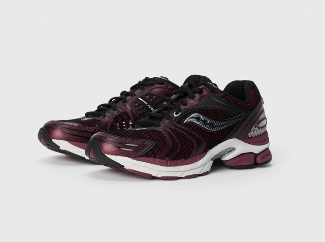 Sapatos de corrida em malha e material sintético de cor burgundy escura com detalhes em preto. Apresentam uma sola amortecida e superfície texturizada.