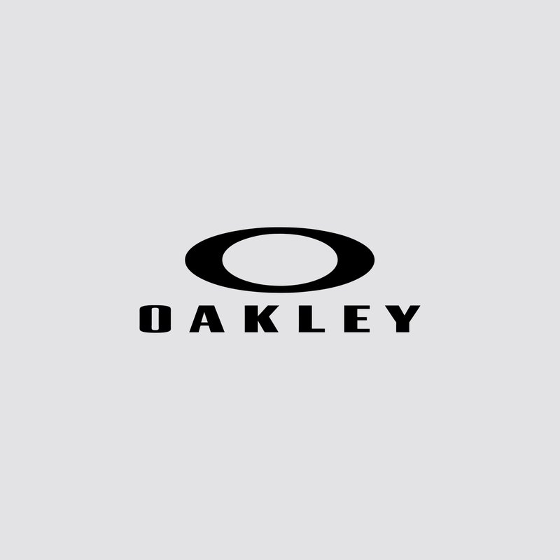 Logo negro de "OAKLEY" sobre un fondo gris claro, con un óvalo prominente encima del nombre de la marca en letras negritas.