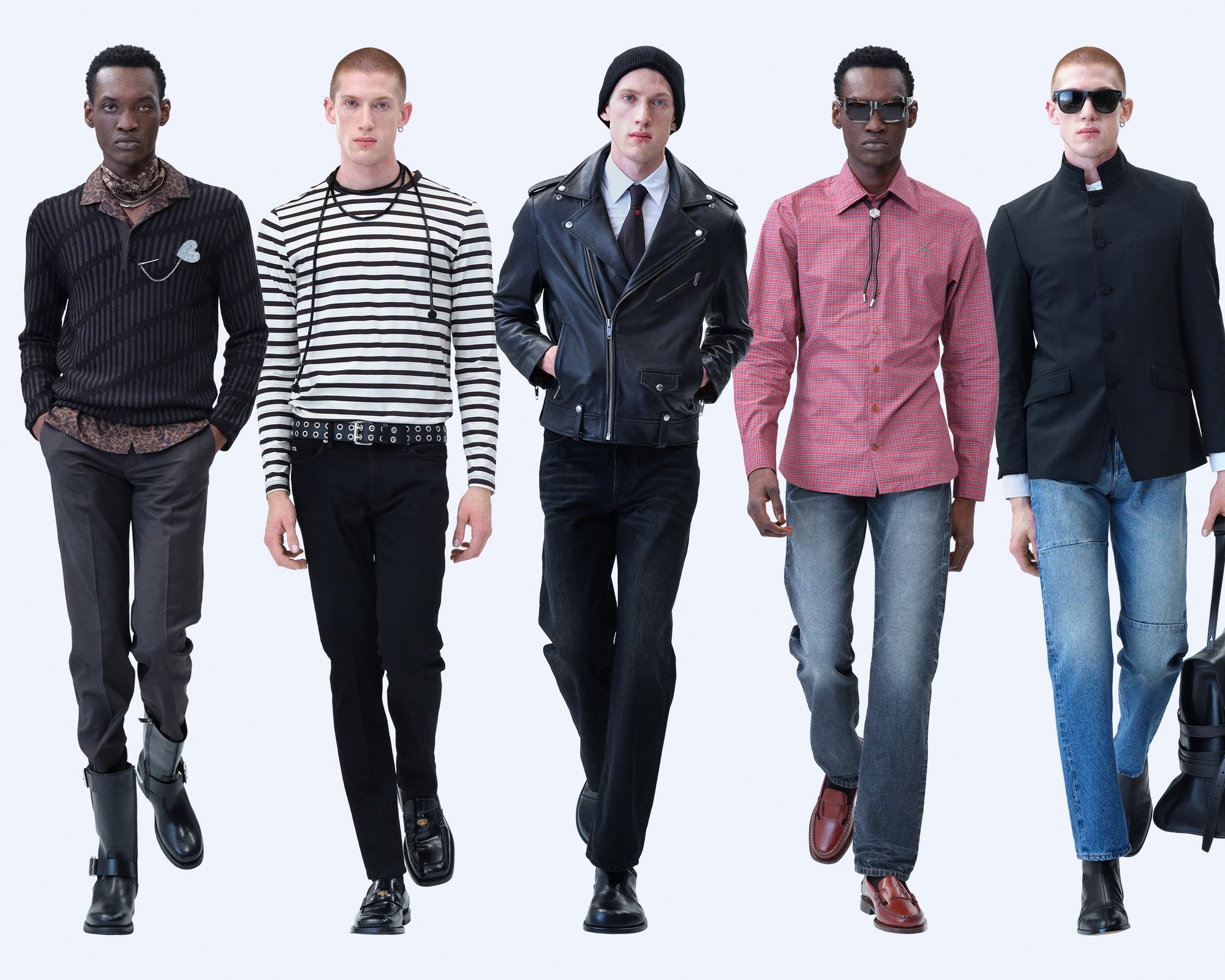 Cinque modelli sfilano in abiti diversi: camicia nera testurizzata, maglietta a righe, giacca di pelle, camicia a scacchi rossa, blazer nero e jeans in denim.