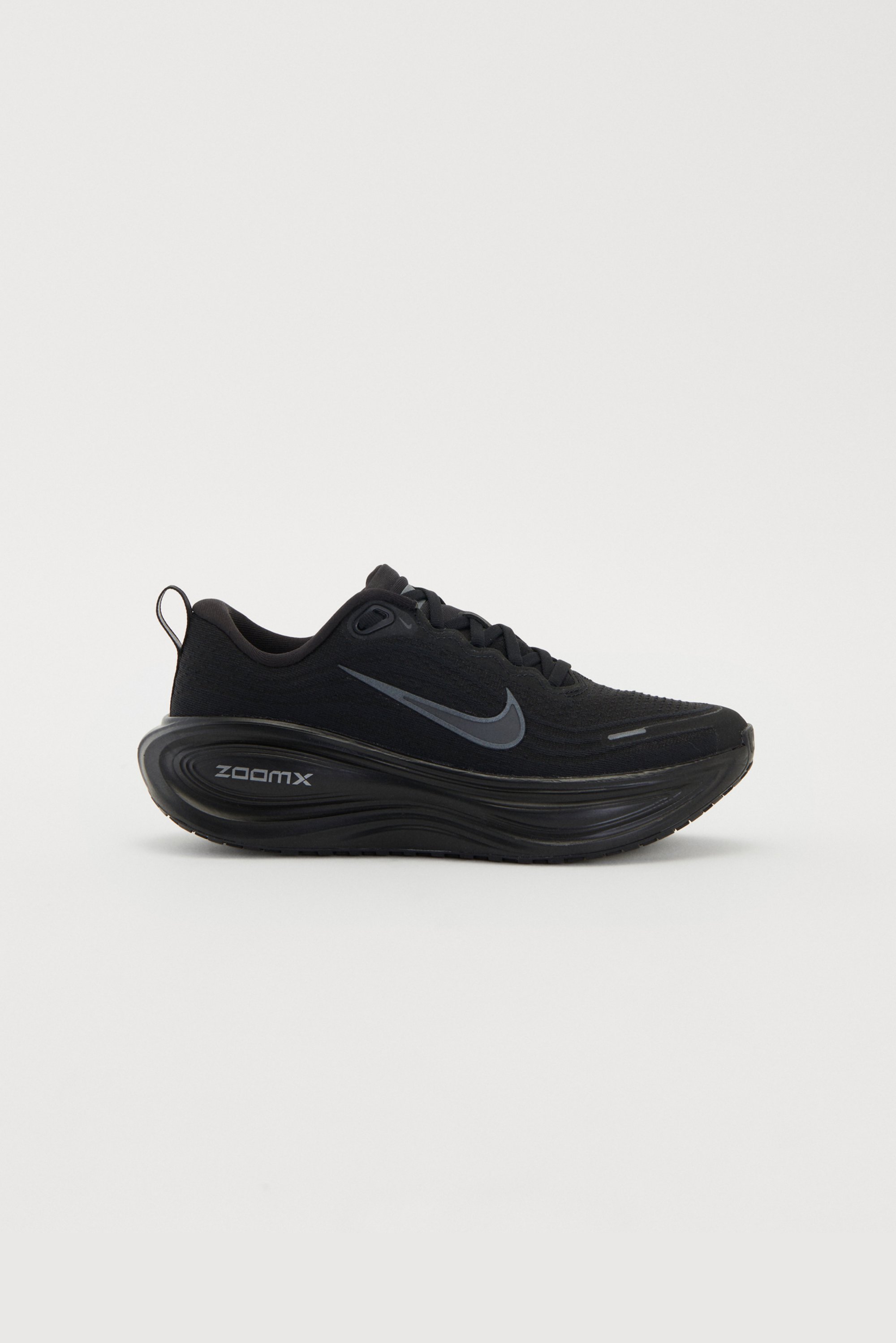 Zwarte Nike ZoomX hardloopschoen met een gestructureerde bovenkant, logo-accent en een gevoerde zool met een golvend ontwerp. Lichtgewicht, atletische stijl.